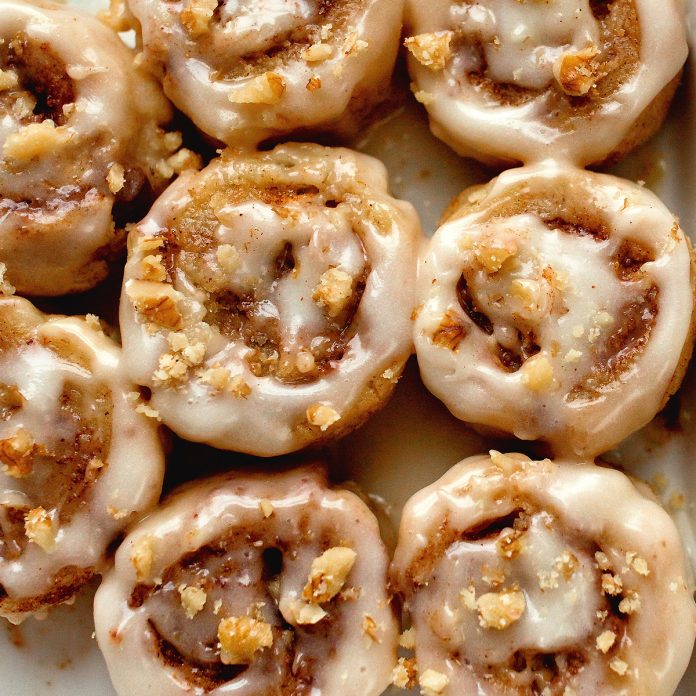 Keto Cinnamon Rolls - Easy, 10 Minute Recipe (No Mozzarella!)